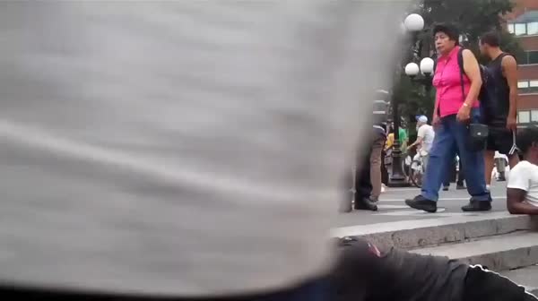 欧美亚裔女王在广场上调教脚奴舔脚
